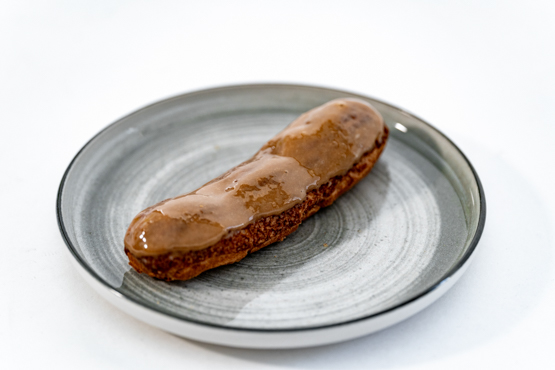 Eclair au café